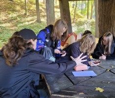 Powiększ zdjęcie Uczniowie podczas dendrologicznych zajęć w terenie