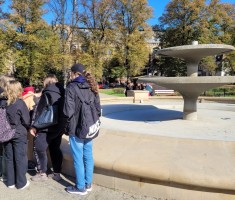 Powiększ zdjęcie Uczniowie podczas dendrologicznych zajęć w terenie