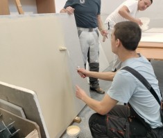 Powiększ zdjęcie Uczeń doskonali techniki malarskie