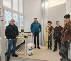Powiększ zdjęcie Uczniowie%20kl.%202%20kb%20oraz%20przedstawiciele%20firmy%20Baucentrum%20i%20Caparol