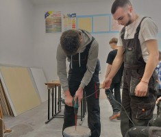 Powiększ zdjęcie Uczniowie kl. 2 kb podczas szkolenia z technik malarskich