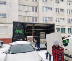 Powiększ zdjęcie Uczniowie kl. 2 kb pomagają w rozładunku materiałów