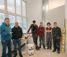 Powiększ zdjęcie Uczniowie kl. 2 kb wraz z przedstawicielami firmy Baucentrum i Caparol