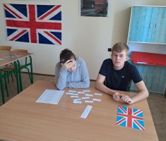 Powiększ zdjęcie Uczniowie podczas rozwiązywania zadań