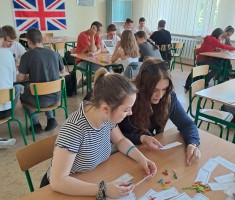 Powiększ zdjęcie Uczniowie podczas rozwiązywania zadań