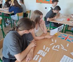 Powiększ zdjęcie Uczniowie podczas rozwiązywania zadań