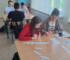 Powiększ zdjęcie Uczniowie podczas rozwiązywania zadań