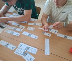 Powiększ zdjęcie Uczniowie podczas rozwiązywania zadań