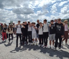 Powiększ zdjęcie Uczniowie podziwiają panoramę Pragi