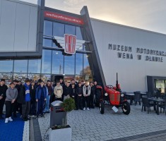 Powiększ zdjęcie Uczniowie%20przed%20wejściem%20do%20Muzeum