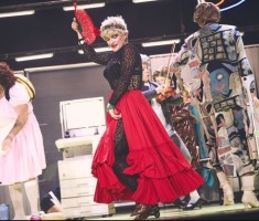 Powiększ zdjęcie Zdjęcie ze spektaklu pochodzi ze strony Teatru im. Heleny Modrzejewskiej w Legnicy