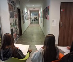 Powiększ zdjęcie Młodzież uczestniczy w warsztatach na Akademii Śląskiej w Katowicach, podczas których doskonali umiejętności rysunku oraz projektowania