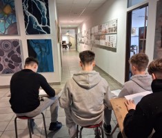 Powiększ zdjęcie Młodzież uczestniczy w warsztatach na Akademii Śląskiej w Katowicach, podczas których doskonali umiejętności rysunku oraz projektowania