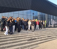 Powiększ zdjęcie Uczestniczy wycieczki przed Międzynarodowym Centrum Kongresowym w Katowicach gdzie odbyły się targi 4 Design Days 2026