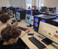 Powiększ zdjęcie Młodzież na warsztatach na Akademii Śląskiej w Katowicach, podczas których doskonali umiejętności rysunku oraz projektowania, w tym z użyciem wirtualnej rzeczywistości