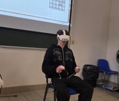 Powiększ zdjęcie Młodzież na warsztatach na Akademii Śląskiej w Katowicach, podczas których doskonali umiejętności rysunku oraz projektowania, w tym z użyciem wirtualnej rzeczywistości