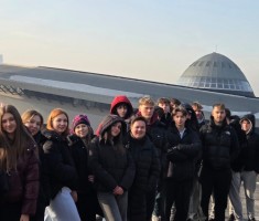 Powiększ zdjęcie Uczestniczy%20wycieczki%20przed%20