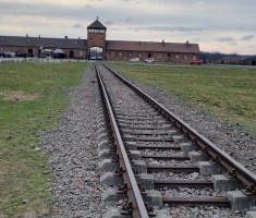 Powiększ zdjęcie Brama%20i%20rampa%20w%20obozie%20Auschwitz-Birkenau%20II