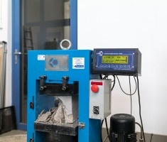 Powiększ zdjęcie Badanie wytrzymałości betonu