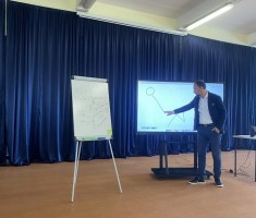 Powiększ zdjęcie Prowadzący objaśniający slajd