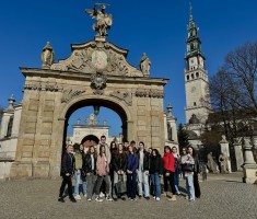 Powiększ zdjęcie Maturzyści%20z%20opiekunami%20na%20Jasnej%20Górze