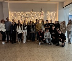 Powiększ zdjęcie Logistycy z prowadzącym szkolenie