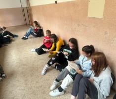 Powiększ zdjęcie Zaczytani uczniowie podczas akcji 