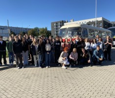 Powiększ zdjęcie Wspólne zdjęcie uczestników wycieczki przed słynnym autobusem zwanym 