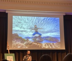 Powiększ zdjęcie Janek Mela podczas wystąpienia w Miejskim Domu Kultury