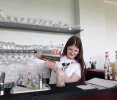 Powiększ zdjęcie zdjęcie ze szkolenia barmańskiego