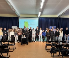 Powiększ zdjęcie Logistycy z prowadzącym szkolenie