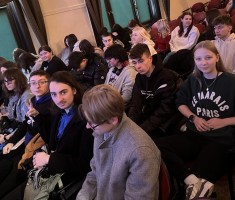 Powiększ zdjęcie Uczniowie podczas spotkania z J.Melą w Miejskim Domu Kultury