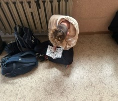 Powiększ zdjęcie Zaczytany uczeń