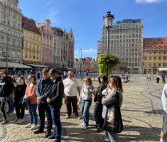 Powiększ zdjęcie Uczniowie na Rynku Wrocławia