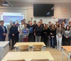 Powiększ zdjęcie Logistycy z prowadzącym szkolenie