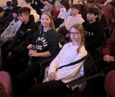 Powiększ zdjęcie Uczniowie podczas spotkania z J.Melą w Miejskim Domu Kultury