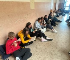 Powiększ zdjęcie Zaczytani uczniowie podczas akcji 