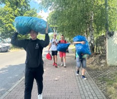 Powiększ zdjęcie Uczniowie z nakrętkami w drodze do Fundacji