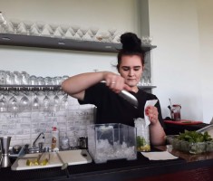 Powiększ zdjęcie zdjęcie ze szkolenia barmańskiego