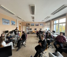 Powiększ zdjęcie Uczniowie podczas szkolenia