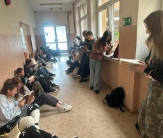 Powiększ zdjęcie Zaczytani uczniowie podczas akcji 