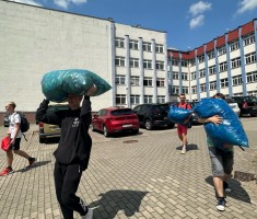 Powiększ zdjęcie Uczniowie z nakrętkami w drodze do Fundacji