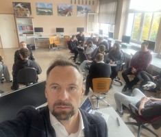 Powiększ zdjęcie Uczniowie wraz z prowadzącym podczas szkolenia