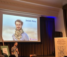 Powiększ zdjęcie Janek Mela podczas wystąpienia w Miejskim Domu Kultury