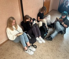 Powiększ zdjęcie Zaczytane dziewczyny podczas akcji 