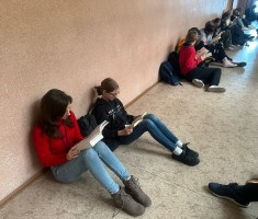 Powiększ zdjęcie Zaczytani uczniowie podczas akcji 