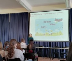 Powiększ zdjęcie Uczniowie podczas wykładu oraz prowadząca Pani dr hab. inż. Justyna Hachoł