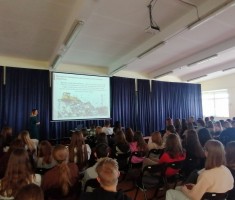 Powiększ zdjęcie Uczniowie podczas wykładu