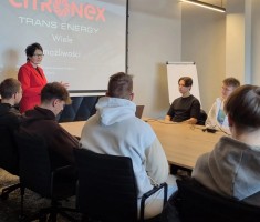 Powiększ zdjęcie Prezentacja dla uczniów w sali konferencyjnej