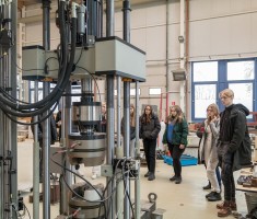 Powiększ zdjęcie Pokaz maszyn Instron